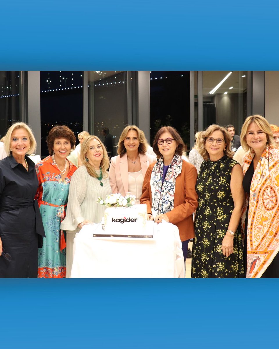 emineperdem's tweet photo. İlham. Değişim. Etki❤️

24 yılı geride bırakıp 25. yılımıza adım attığımız bu özel dönemde @kagider ailemizle yıllar boyunca biriktirdiğimiz emeği, dayanışmayı ve yarattığımız etkiyi paylaşmak üzere yeniden bir aradaydık.

Yıllar içinde farklı sorumluluklar üstlendiğim, 2019–2023 yılları arasında başkanlık görevini yürütme onurunu yaşadığım KAGİDER’in bugün ulaştığı noktayı görmek benim için ayrı bir gurur…

Kadın girişimcilerin güçlenmesi, fırsat eşitliğinin yaygınlaşması ve kadınların ekonomik hayatta daha güçlü bir şekilde var olması için yıllar boyunca atılan her adımın büyüyerek kalıcı bir etkiye dönüştüğüne tanıklık etmek; 25. yılımıza uzanan bu yolculuğun ne kadar güçlü bir ortak emeğin ürünü olduğunu bir kez daha gösteriyor.

Bu özel dönemin benim için en anlamlı hatıralarından biri de Ege Orman Vakfı iş birliğiyle KAGİDER Ege Ormanı’na adıma dikilen fidan oldu. 

🌱Kadınların geleceğine birlikte kök salarken, doğaya ve gelecek nesillere de kalıcı bir değer bırakmanın mutluluğunu taşıyorum.

Geçmişten bugüne bu yolculuğa emek veren, iz bırakan ve KAGİDER’in yarattığı etkiyi büyüten herkese gönülden teşekkür ediyorum.

25. yılımızda da ilham vermeye, değişimin parçası olmaya ve etkimizi birlikte büyütmeye devam…

Birlikte daha nice yıllara…
Çünkü gelecek kadınlarla dönüşür❤️