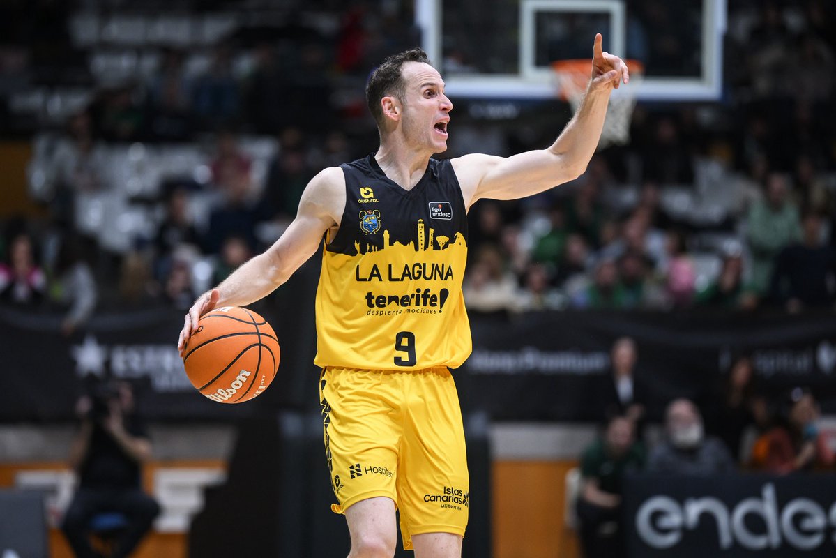 gustavohofman's tweet photo. É muito difícil escrever sobre Marcelinho Huertas.

Aos 43 anos, o armador brasileiro foi escolhido como o maior jogador dos dez primeiros anos da Basketball Champions League. Mais um reconhecimento para uma carreira que parece impossível de resumir.

Pensei em destacar apenas seus feitos mais recentes. Marcelinho foi eleito MVP da BCL em 2024 e 2025 - o primeiro jogador a conquistar o prêmio em duas temporadas consecutivas. Em 2025, também se tornou o atleta mais velho a ser escolhido MVP da Liga ACB. Além disso, terminou as últimas três temporadas como líder de assistências do campeonato espanhol.

Poderia falar também das marcas históricas. Em 2024, superou Pablo Laso e se tornou o maior assistente de todos os tempos da Liga ACB. Já ocupava o mesmo posto na história da BCL.

Ainda assim, parece pouco. Pouco para explicar o tamanho de Marcelinho Huertas no basquete mundial - e o reconhecimento que sua carreira merece no Brasil.

Continuo achando que o país trata mal seus ídolos. Nossa cultura esportiva é tão concentrada no futebol que, muitas vezes, atletas extraordinários de outras modalidades só ganham espaço durante grandes competições ou quando conquistam uma medalha. Carreiras construídas ao longo de décadas, especialmente fora do país, acabam acompanhadas apenas por quem já pertence àquele universo.

O que Marcelinho segue fazendo aos 43 anos não é apenas digno de destaque. É algo que dificilmente veremos novamente.

O Brasil não deveria esperar sua aposentadoria para compreender o tamanho de sua carreira. Marcelinho precisa ser celebrado agora, enquanto ainda está em quadra e continua ampliando a própria história.