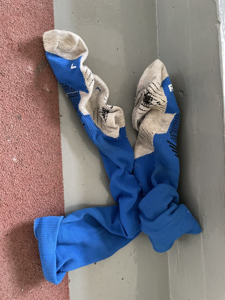 Luoam38332's tweet photo. 随记📝：终于蹲到足球小哥的刚运动完的🧦啦  热乎乎袜底还是湿湿的 他本人现实很帅而且又白又高目测185➕。其实以前发过他的袜子和球鞋 但没有发他本人的照��🤭 https://t.co/9OAMMA2lzG