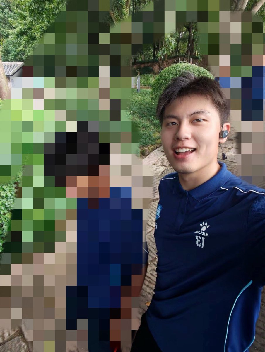 Luoam38332's tweet photo. 随记📝：终于蹲到足球小哥的刚运动完的🧦啦  热乎乎袜底还是湿湿的 他本人现实很帅而且又白又高目测185➕。其实以前发过他的袜子和球鞋 但没有发他本人的照��🤭 https://t.co/9OAMMA2lzG