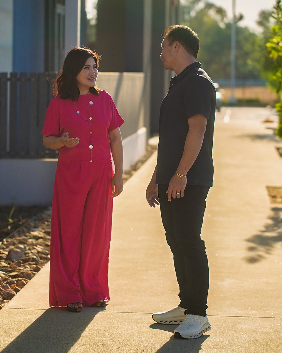 Angel_ACNS's tweet photo. A long day, a little sunshine and a chance to catch up☀️ Just Merj and Jay talking about the day before heading back in.

#AngelConnection #OfficeLife #FamilyBusiness https://t.co/gEYtYA83an