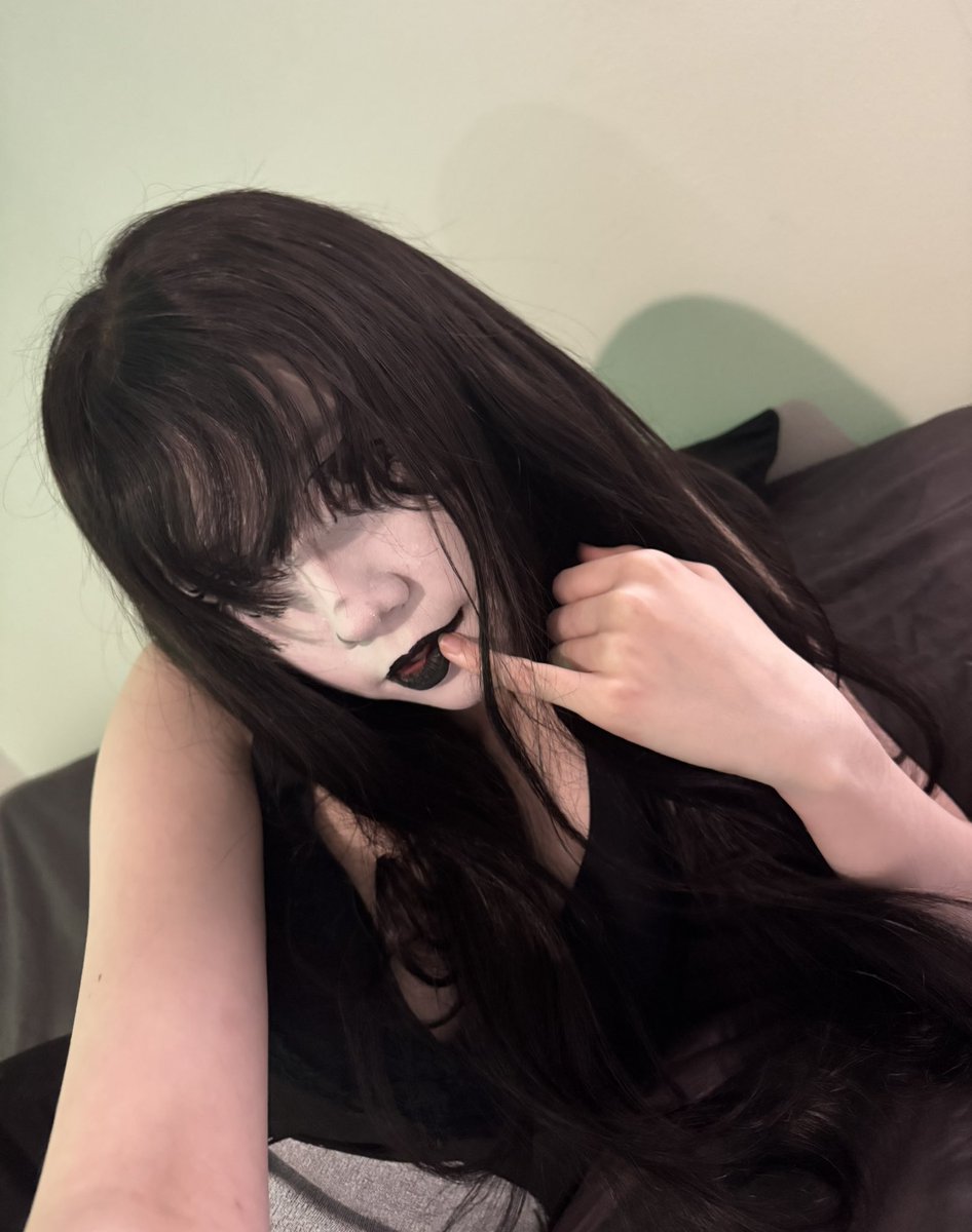 Selenegothic's tweet photo. @MilliePawzx Me 🖤 https://t.co/jnCHJmKlGv