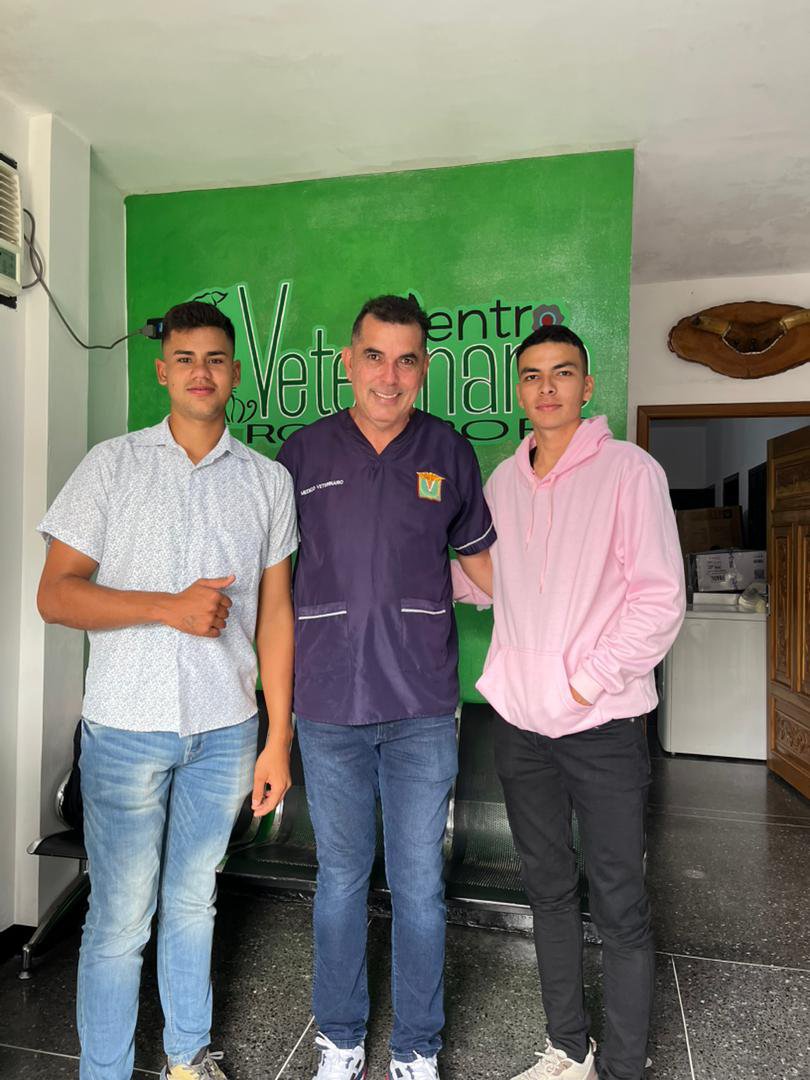 Rob_Veterinario's tweet photo. En Mis Labores 🤠🤠🤠🤠 https://t.co/YTO5DmoPol