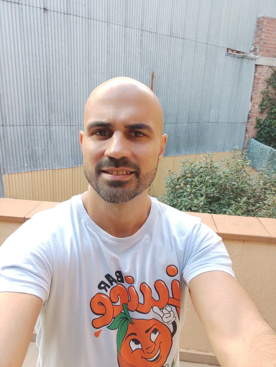 AlexMenaMD's tweet photo. Tengo 43 años.  

#Solopreneur , con base en Barcelona. 

¡Busco conectar con más #marketers e indie hackers! https://t.co/Bg4FWYbn6w