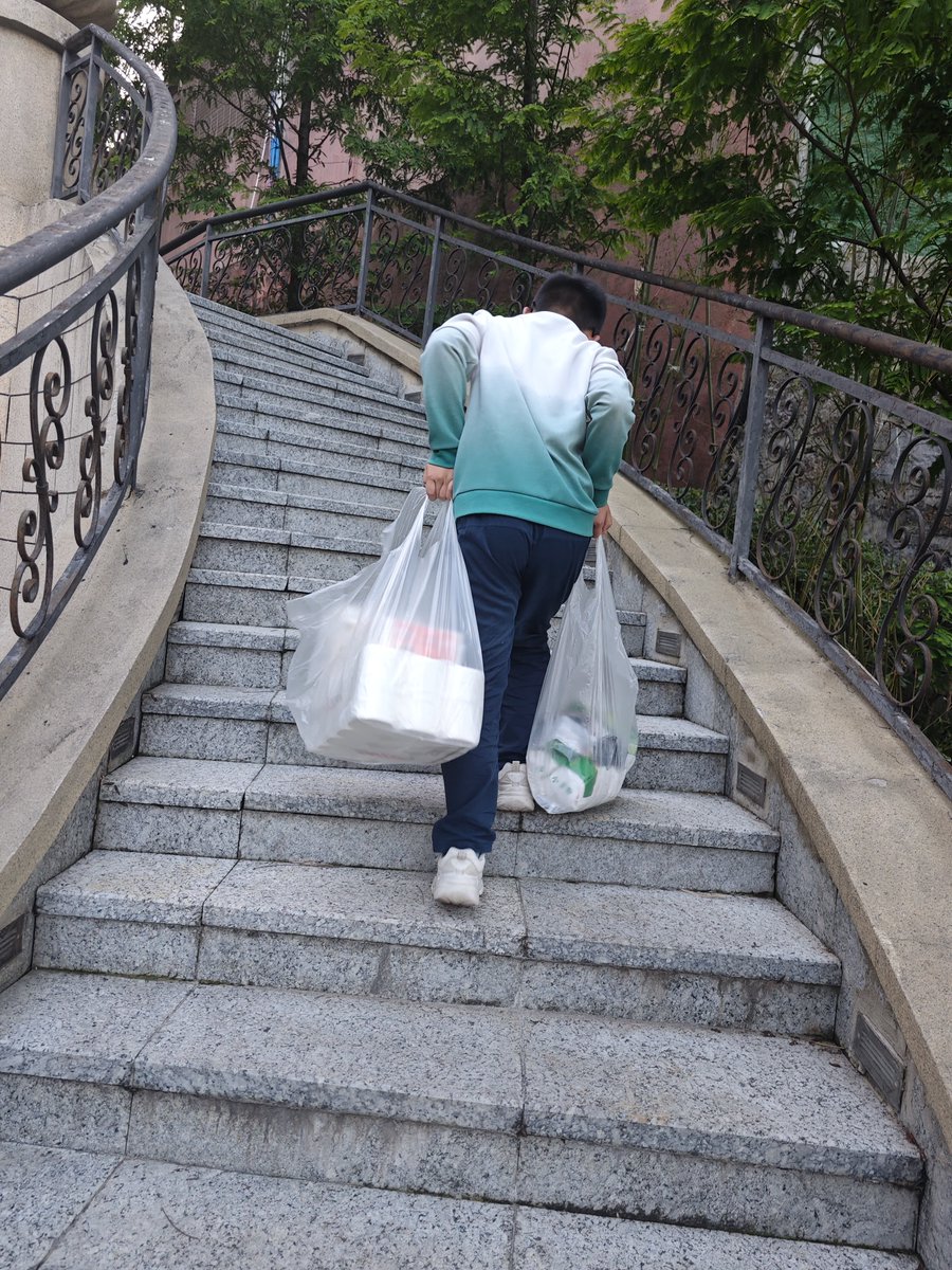 alesq847426's tweet photo. Just lent a hand to a neighbor carrying heavy groceries—small kindness makes the whole block brighter!  ， https://t.co/AXkgbkPCyZ