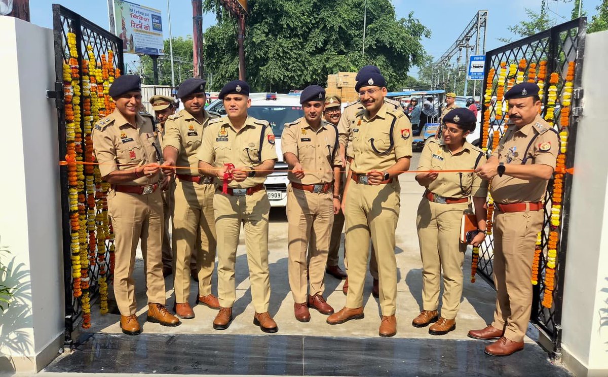 dbabuadvocate's tweet photo. इनका नाम नीरज जादौन है और यह अलीगढ़ के SSP है पुलिस अधीक्षक नगर कार्यालय के नवीनीकरण एवं जीर्णोद्धार कार्य का उद्घाटन कर रहे है।

इनके जिले की RTI डालो ओर पूछो कि कितने पुलिस कार्यालय या थानों या पुलिस चौकी का पुनर्निर्माण हुआ है उसमें कितना खर्चा आया है तो अलीगढ़ पुलिस बता नहीं पाती है।

आजकल RTI का जबाव भाजपा सरकार में कोई भी DM या SSP/SP/ पुलिस कमिश्नर नहीं दे रहे है।
@dgpup @aligarhpolice @rangealigarh