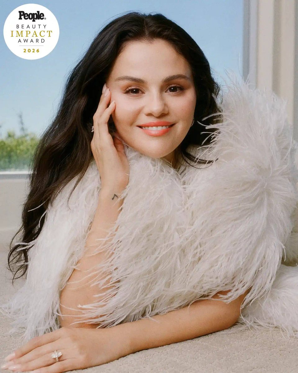 PopTingz's tweet photo. Selena Gomez stuns for the new issue of @PEOPLE Magazine. https://t.co/yufh3In2Qv