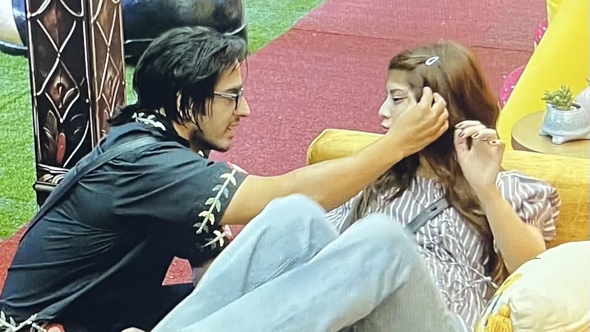 puriipanii's tweet photo. Qazi calling Arishfa daughter and consoling and hugging her when she was hurt was so wholesome 🥺❤️

#BiggBoss20 #BB20 https://t.co/OJQWgnICWn