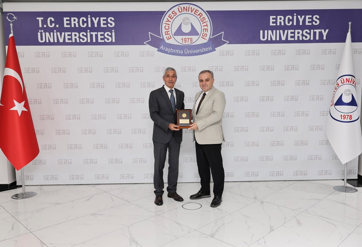 ProfFatihAltun's tweet photo. Dadaloğlu Derneği (@DadalogluDernek) Başkanı Galip Bitigen ve Yönetim Kurulu Üyelerini Üniversitemizde misafir ettik.

Dadaloğlu Şenlikleri’ne katkılarımız dolayısıyla takdim ettikleri nazik plaket için kendilerine teşekkür ediyorum. https://t.co/gcxPwncd5q