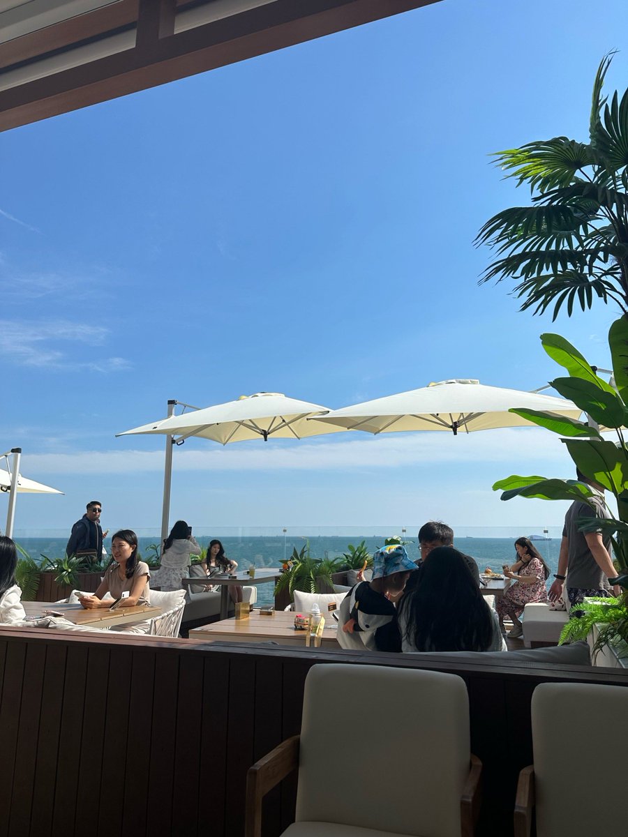sweeu060292's tweet photo. Hot summer days call for iced coffee and rooftop chats with good friends. Let the sunshine fuel your little joys! https://t.co/QRx4ftejMX