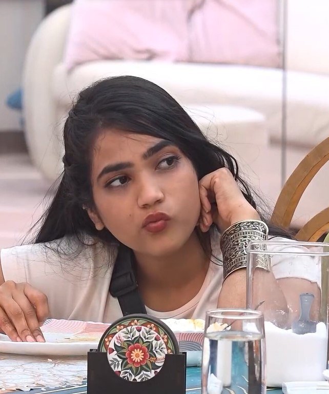 natuguntalu's tweet photo. Sexy shalini lanja aa long hair pattukoni hairjob cheyinchi doggy lo petti aa hair ni gattiga laagi dengali denni https://t.co/1OKzc6GiWY