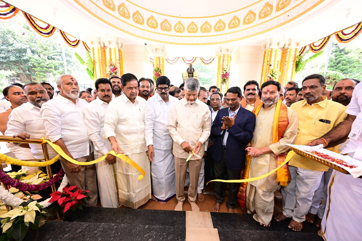 ncbn's tweet photo. ఓం నమో వేంకటేశాయ.

శ్రీవారి సన్నిధిలో ప్రతి భక్తుడూ ప్రశాంతతను, దివ్యానుభూతిని పొందేలా ప్రపంచ స్థాయి మోడల్ ఆధ్యాత్మిక క్షేత్రంగా తిరుమలను అభివృద్ధి చేయడమే మా సంకల్పం. ఆ దిశగా ఈ రోజు మరికొన్ని అడుగులు పడ్డాయి. వైకుంఠం క్యూ కాంప్లెక్సు లో పిలిగ్రిమ్స్ ఎక్స్ పీరియన్స్ సెంటర్ ను, సరి కొత్త హంగులతో తీర్చిదిద్దిన శ్రీవారి మ్యూజియాన్ని ప్రారంభించాను. ఆధ్యాత్మికతకు సాంకేతికత జోడైతే ఇంకెంత అద్భుతంగా ఉంటుందో ఈ కేంద్రాల సందర్శన తెలియజేస్తుంది. ఈ రోజు ప్రారంభించిన ఈరెండు విభాగాలు తిరుమల క్షేత్ర విశిష్టత, ఏడు కొండల వాడి పురాణ చరిత్ర మరింత అద్భుతంగా తెలియజేస్తూ తిరుమల కొండకు వచ్చిన భక్తులకు మరింత దివ్యానుభూతిని కలిగిస్తాయి. అదే విధంగా పర్యావరణ హితమైన ఎలక్ట్రిక్ బస్సులను, తిరుమల వచ్చే భక్తుల కోసం తీసుకువచ్చిన ఇన్స్యూరెన్స్ కార్యక్రమాన్ని ప్రారంభించాను. ఈ కార్యక్రమాలకు పెద్ద మనసుతో ముందుకు వచ్చి విరాళాలు ఇచ్చిన దాతలకు నా ధన్యవాదాలు, అభినందనలు.
@TTDevasthanams