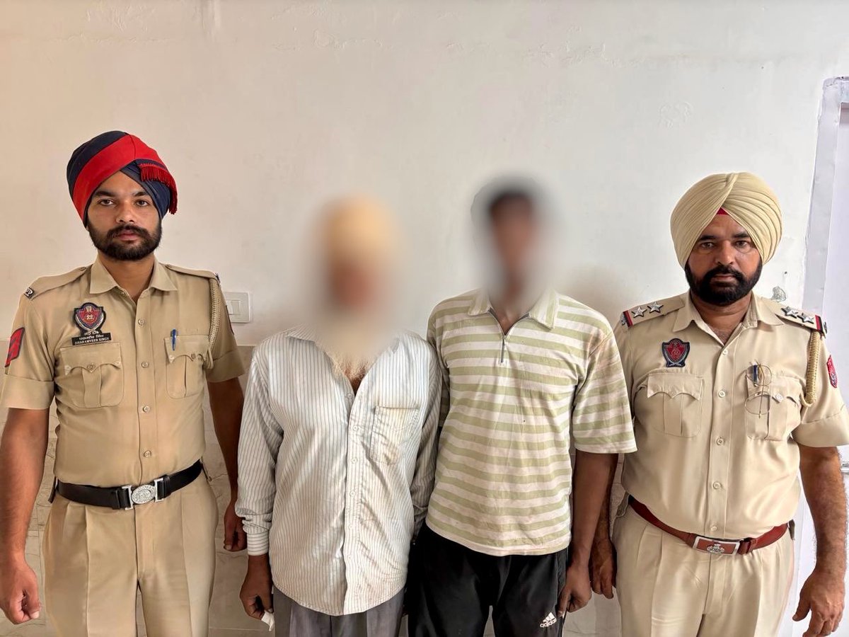 SangrurPolice's tweet photo. 🚨 Under the #YudhNashianVirudh campaign, #SangrurPolice arrested two individuals with the recovery of 60 grams of Heroin/Chitta from their possession.
👮♂️ Taking strict action against drug trafficking
💪 Our mission: a drug-free society
#ActionAgainstDrugs https://t.co/c64IdqeSNy