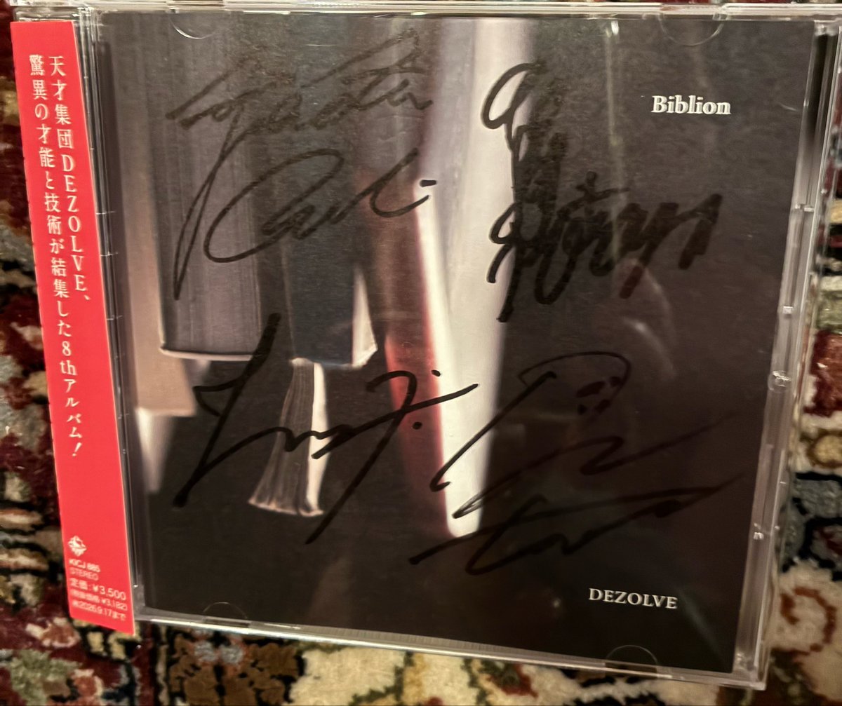 Emmlia_Nicola's tweet photo. #DEZOLVE
#BillboardYOHAMA
#BiblionReleaseLIVE
#EIGHTJAM
8月23日Fusion特集でスタジオゲストとして登場、藤井風の"きらり"のFusionアレンジを披露した、天才気鋭Fusion Band DEZOLVEの8thのALBUMリリース LIVEに行って来ました♪
美味しいラザニアとマサラチャイと共に、4人のイケメンの超絶技巧の演奏を堪能、公演終了後にはCDに4人のサインと一人づつお話しが出来ました!!
Bassの拓真君は特に気さくでした♡
至福の夜でした🌃