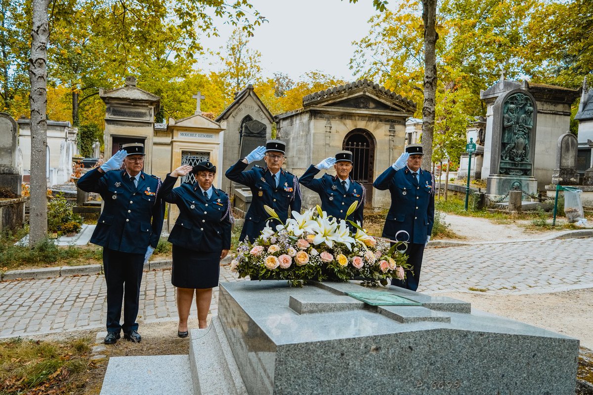 OdpPompiers's tweet photo. #100Ans 🎂 | Mercredi 16 septembre, une gerbe a été déposée et une plaque apposée sur la tombe du commandant Georges Guesnet, fondateur de l’Œuvre des Pupilles.

Une nouvelle occasion de rendre hommage à celui qui, il y a un siècle, a ouvert la voie au soutien et à l’accompagnement des orphelins et familles des sapeurs-#pompiers disparus.

En cette année charnière où l’#ODP célèbre son Centenaire, ces instants mémoriels nous rappellent à notre mission : ne jamais oublier. Toujours soutenir