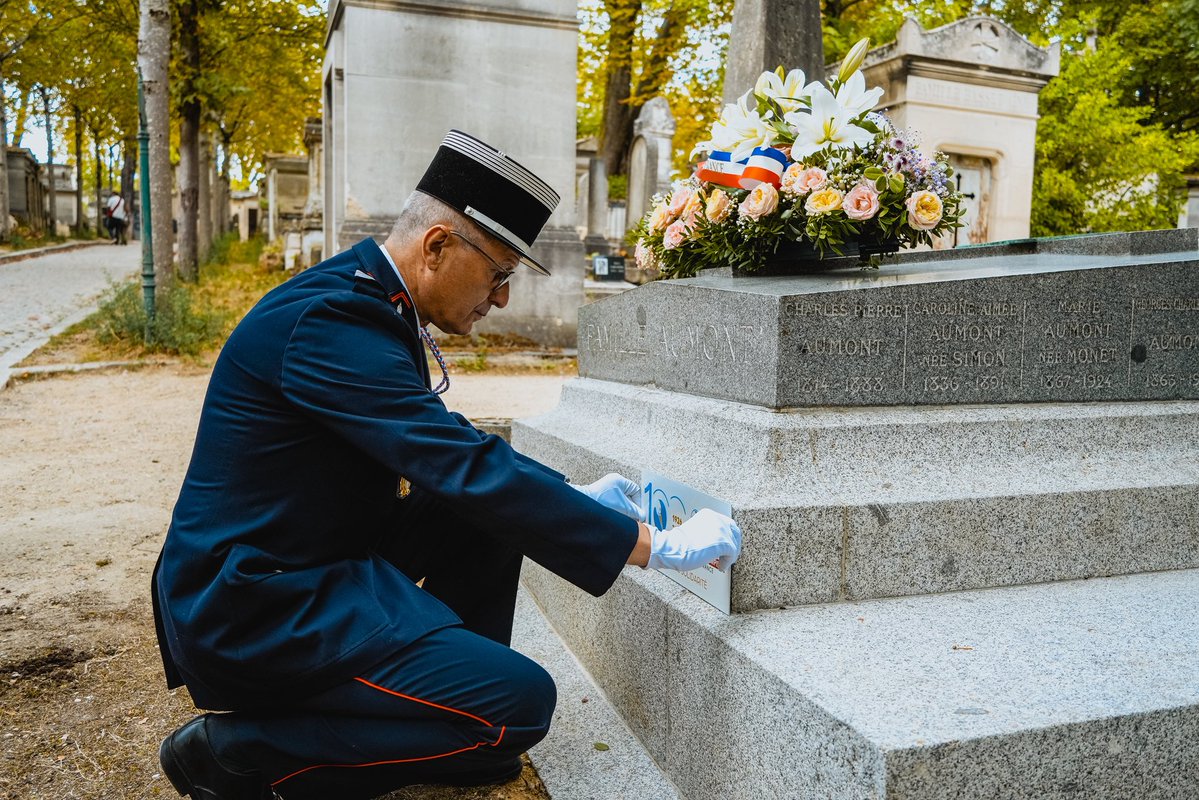 OdpPompiers's tweet photo. #100Ans 🎂 | Mercredi 16 septembre, une gerbe a été déposée et une plaque apposée sur la tombe du commandant Georges Guesnet, fondateur de l’Œuvre des Pupilles.

Une nouvelle occasion de rendre hommage à celui qui, il y a un siècle, a ouvert la voie au soutien et à l’accompagnement des orphelins et familles des sapeurs-#pompiers disparus.

En cette année charnière où l’#ODP célèbre son Centenaire, ces instants mémoriels nous rappellent à notre mission : ne jamais oublier. Toujours soutenir