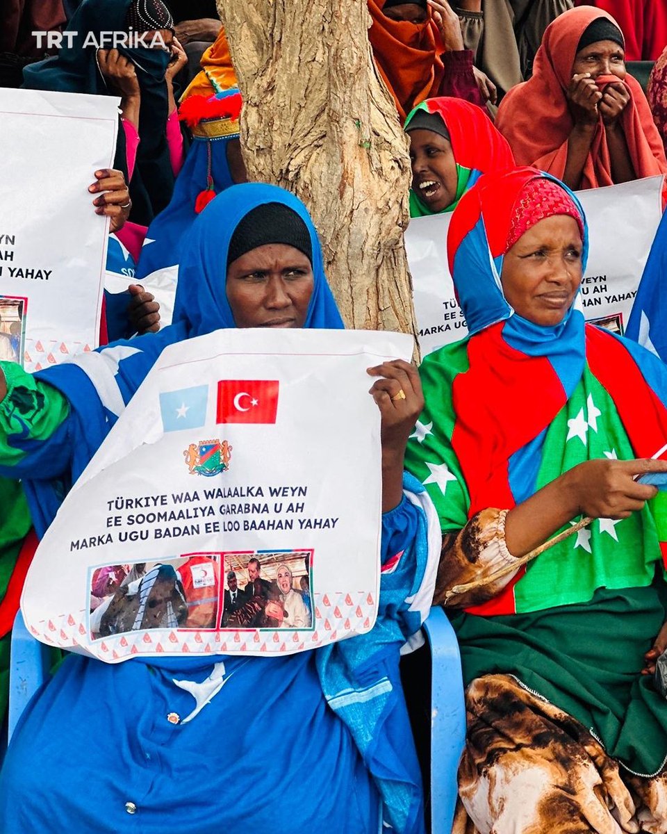 trtafrika's tweet photo. Somalis have continued to gather across the country to express gratitude for Türkiye’s support for the country, with demonstrations held on Wednesday in the southern towns of Wajid and Barawe

Thousands of demonstrators filled the streets and avenues, holding up banners that read, “Türkiye is Somalia’s big brother and has always stood by Somalia in difficult times” and “Ancient bonds of brotherhood unite Somalia and Türkiye”
