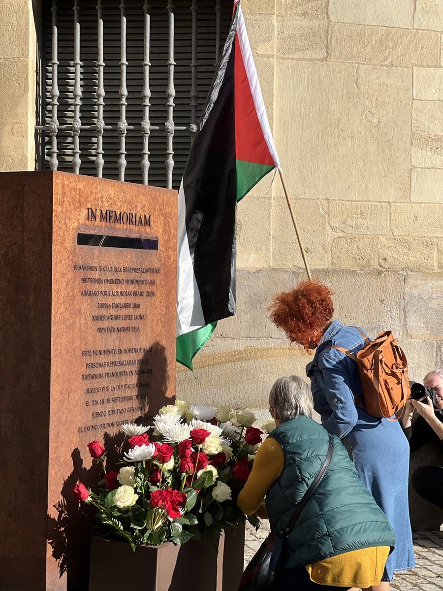 PodemosEuskadi_'s tweet photo. Hoy volvemos a abrazarnos en Gasteiz con la memoria de quienes sufrieron la represión de la sinrazón franquista por defender la libertad y los valores democráticos  ✊

Haien borroka, gure askatasunaren oinarria da

Beti gure oroimenean. Eta gure bihotzetan 💜 https://t.co/wdaH2eVyAX