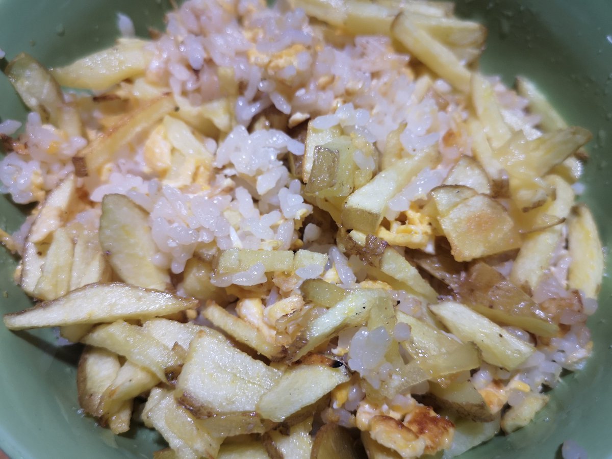Depon_the_cat's tweet photo. 新たなる挑戦やってみた

フライドポテトチャーハン
想像してたより美味しい！これはいいかもしれん https://t.co/m2OYdIgxHk