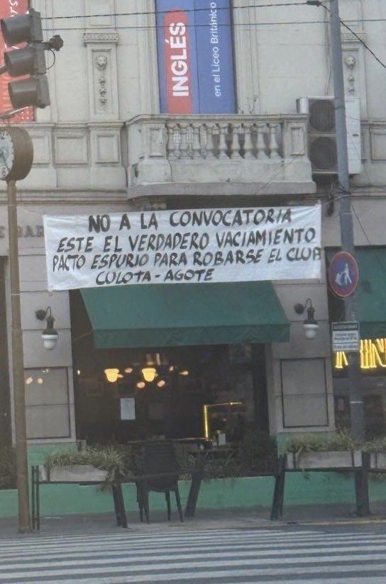 hombregrisboedo's tweet photo. ¿Qué piensa el hincha de #SanLorenzo ?

🚨¿Hay un pacto entre De La Rúa Culotta y el General James Bond Agote para buscar algún artilugio legal, poder modificar el estatuto y así a través de la convocatoria poder hacer del club una SAD?🚨

De movida quieren ir a un plebiscito para aprobar la convocatoria de acreedores porque la asamblea no lo va a aprobar.

Dejen su opinión que los leo ⬇️