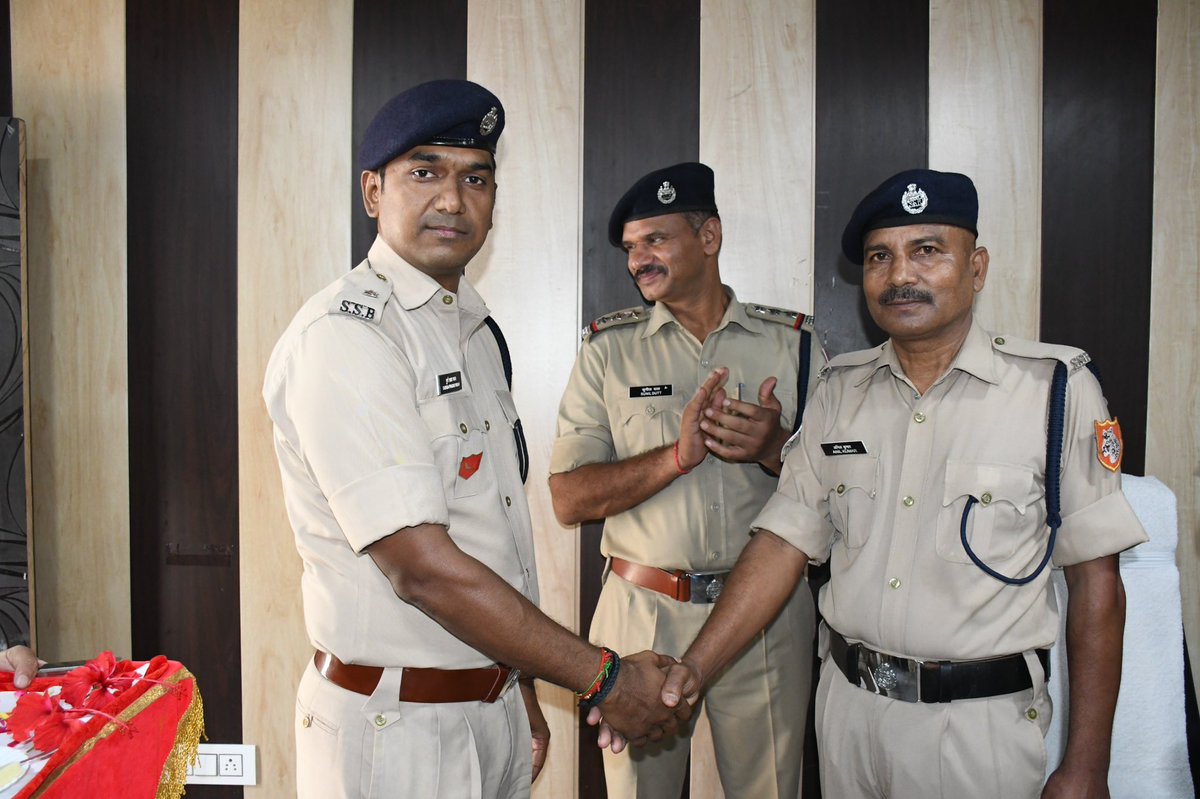 49BnSSB_INDIA's tweet photo. 16 सितंबर 2026 को 49वीं वाहिनी, सशस्त्र सीमा बल, पीलीभीत के कमांडेंट शेर सिंह चौधरी के दिशा-निर्देशन में पदोन्नति समारोह आयोजित हुआ। कार्मिक सुनील कुमार को आरक्षी (नाई) से मुख्य आरक्षी (नाई) पद पर पदोन्नत कर रैंक लगाकर शुभकाम��ाएं दी गईं।
@SSB_INDIA @SSBFTRRANIKHET @ssbshqpilibhit https://t.co/odhPWTnBo8