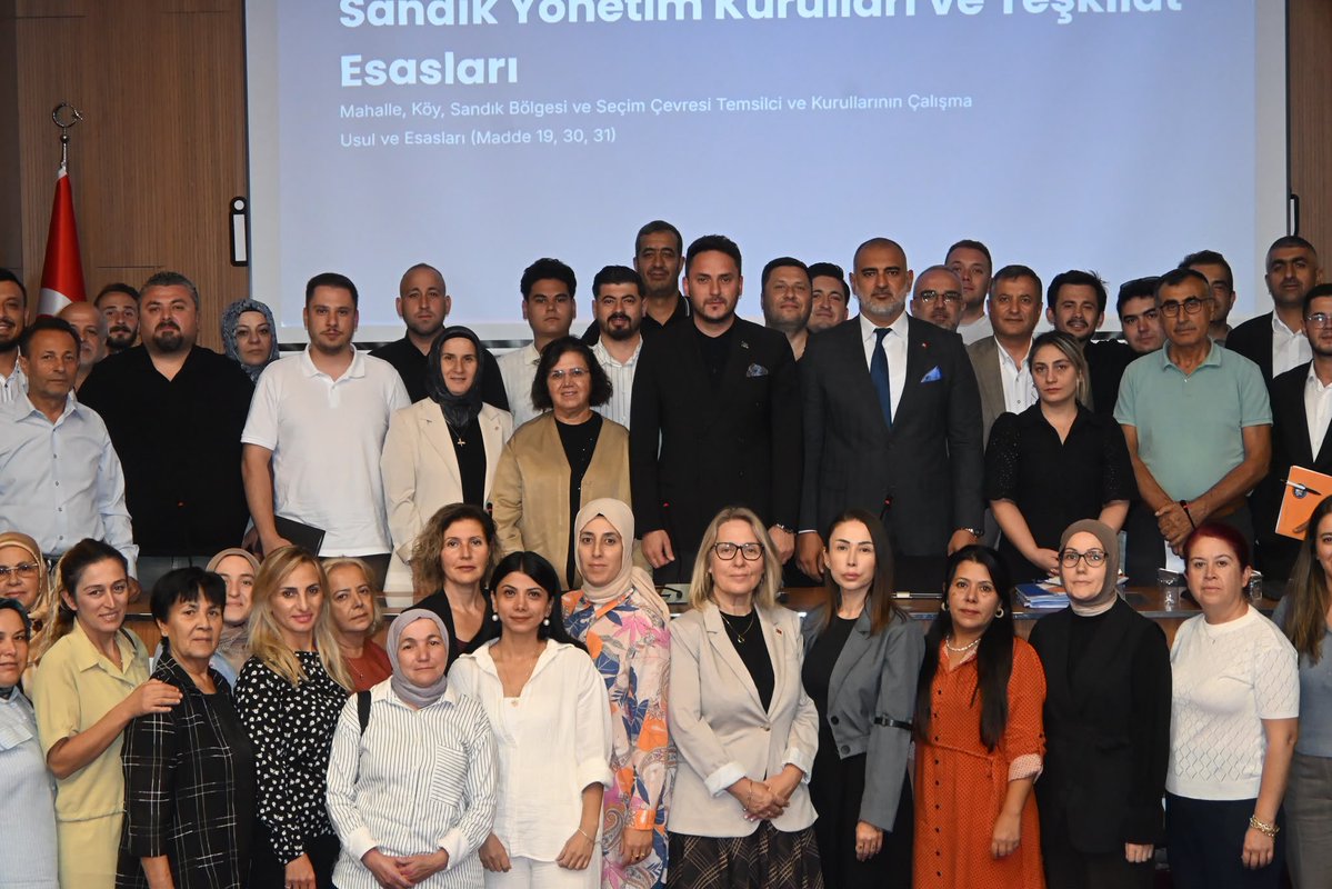 akpartimugla48's tweet photo. Teşkilat Başkanımız Emre Güçlü ve Seçim İşleri Başkanımız Kadir Dağlı başkanlığında; 13 ilçemizin Ana Kademe, Kadın Kolları ve Gençlik Kolları Teşkilat ve Seçim İşleri Başkanlarıyla değerlendirme ve istişare toplantısı  gerçekleştirildi.

Sandık, teşkilat çalışmalarımızın en önemli buluşma noktalarından biridir. Her sandıkta görev alacak temsilcilerimizden mahallelerimizdeki çalışmalarımıza kadar seçim sürecinin her aşamasını titizlikle değerlendiriyoruz.

Sandık bizim için yalnızca seçim günü değil; milletimizle kurduğumuz bağın, teşkilat disiplinimizin ve sahadaki emeğimizin en önemli noktalarından biridir. 13 ilçemizde, üç kadememizle çalışmalarımızı kararlılıkla sürdürüyoruz.