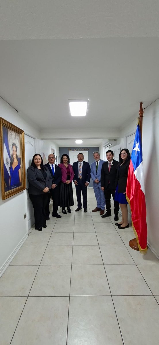 Emb_BanacekES's tweet photo. 🇸🇻🤝🇨🇱 Diplomacia parlamentaria en acción. Recibimos, junto a nuestra Ministra Consejera, a la Diputada Valentina Becerra, Presidenta del Grupo de Amistad Chile–El Salvador. Acordamos impulsar intercambio legislativo y buenas prácticas para fortalecer nuestra relación bilateral. https://t.co/PLf8JYu9jE
