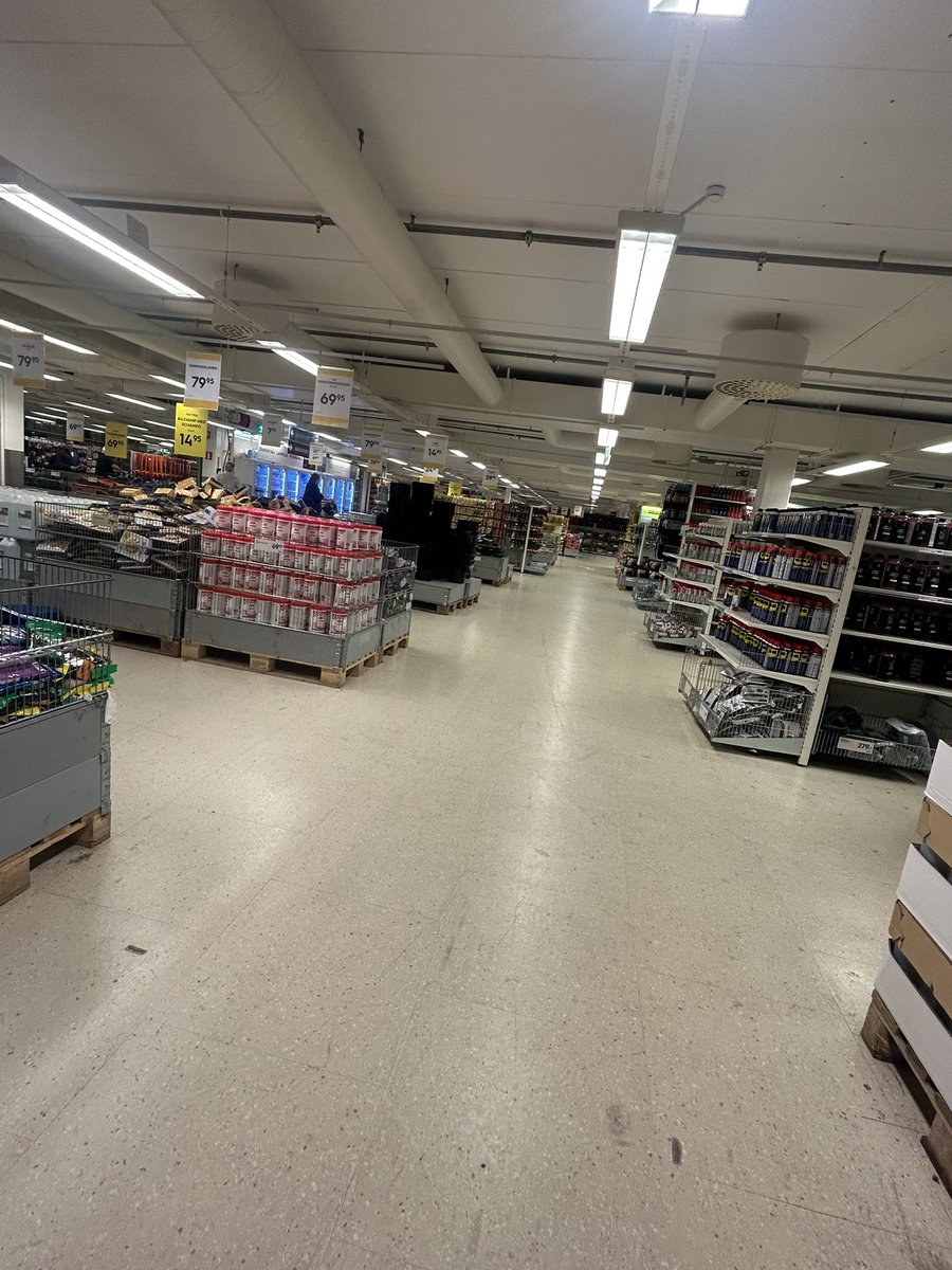 emlaux's tweet photo. Was at Ullared and met Joakim Lundell. Genuinely a really fun weekend with my family, thanks for letting me take the photo <33 

#joakimlundell #ullared #shopping https://t.co/uZF77pYExB
