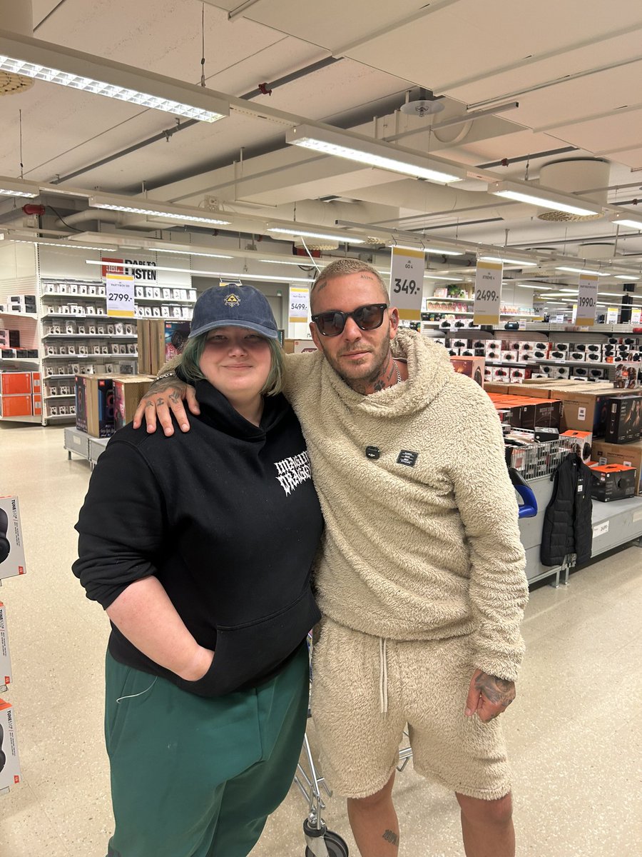 emlaux's tweet photo. Was at Ullared and met Joakim Lundell. Genuinely a really fun weekend with my family, thanks for letting me take the photo <33 

#joakimlundell #ullared #shopping https://t.co/uZF77pYExB