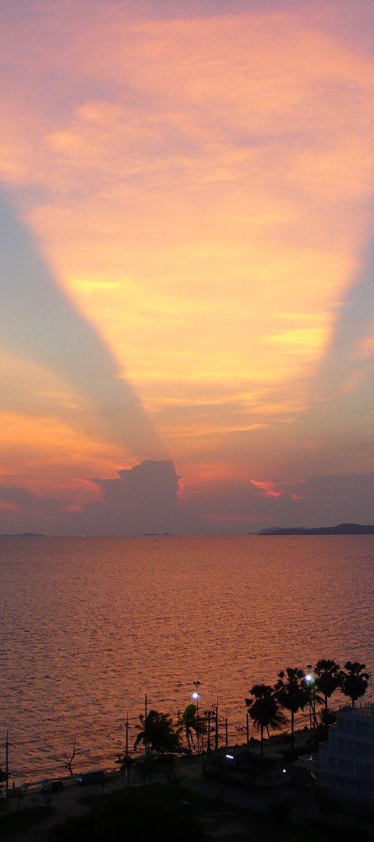 nadir_jtc's tweet photo. Pattaya 🌅☁️ https://t.co/XsaY74YtTp