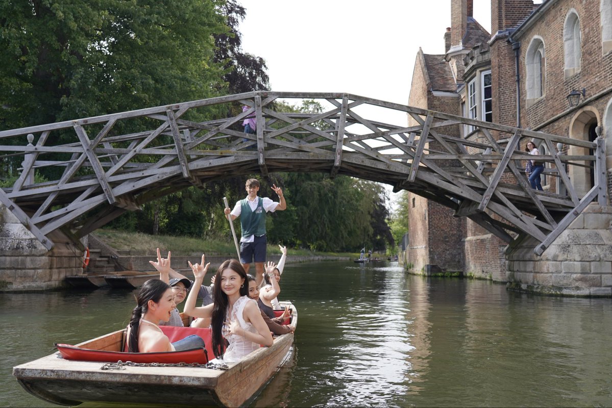 wearecambridgee's tweet photo. Cambridge isn’t only a city to see — it’s a city to hear. 🎓🔔 College bells, bicycles on historic streets and the gentle River Cam all tell its story.

Explore Cambridge with shared or private tours from We Are Cambridge. 🛶

#WeAreCambridge #Cambridge #CambridgePunting https://t.co/EbSoIoaY9g