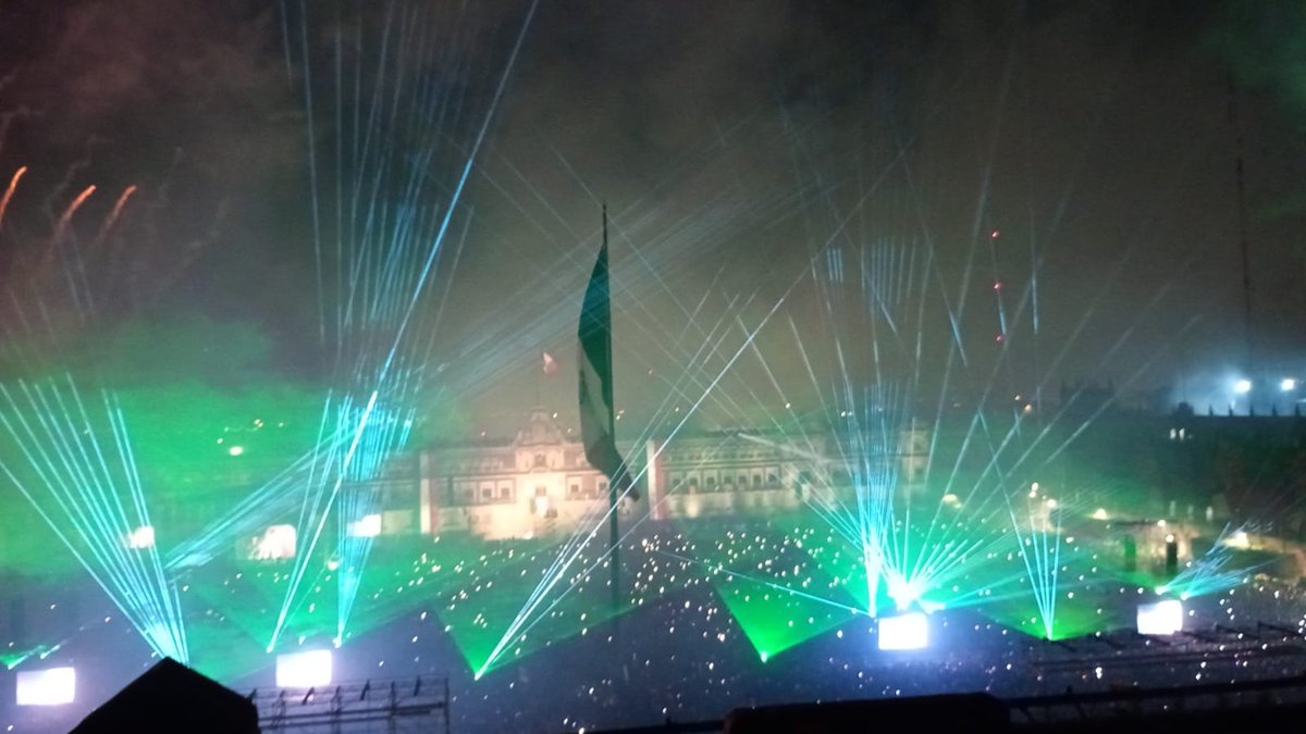 esoque_8's tweet photo. Así se vivió el grito de independencia en el Zócalo de la CDMX 🇲🇽🎆
#IndependenciaDeMéxico #mexico #15deseptiembre #zocalo https://t.co/ADrC4sevye