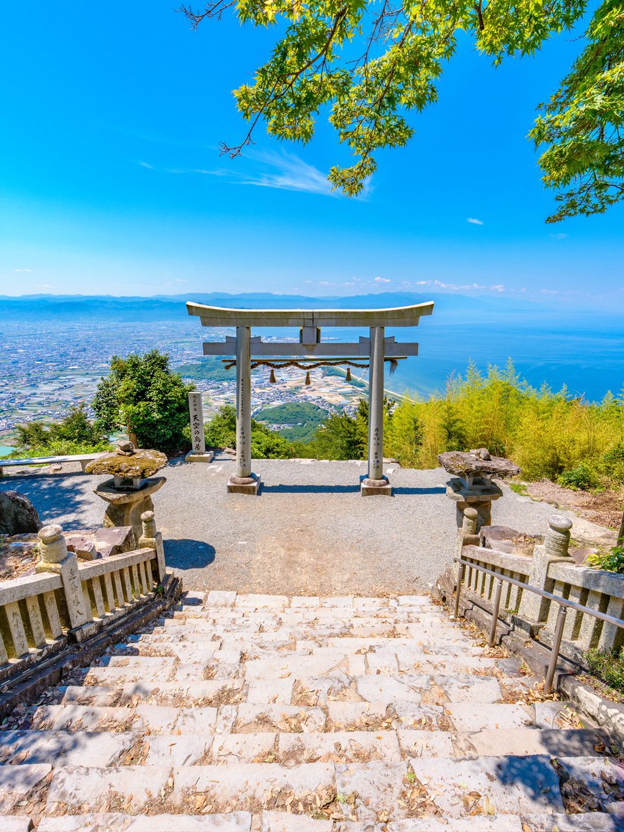 hay4te_s7's tweet photo. 天空の鳥居へ向かう林道豊中七宝山線は、崩落の恐れがある危険度の高い5箇所について法面工事を実施します。次の期間において、全面通行止めとなりますのでご注意ください。

通行止め期間：令和8年9月28日（月曜日）午前8時30分～令和8年12月25日（金曜日） https://t.co/5s4MbTkTAk