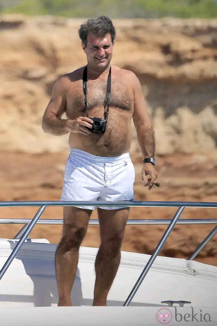 Emmy_jay231's tweet photo. FC Barcelona president Joan Laporta goes shirtless relaxing on a boat. https://t.co/H3TpiOUH3y