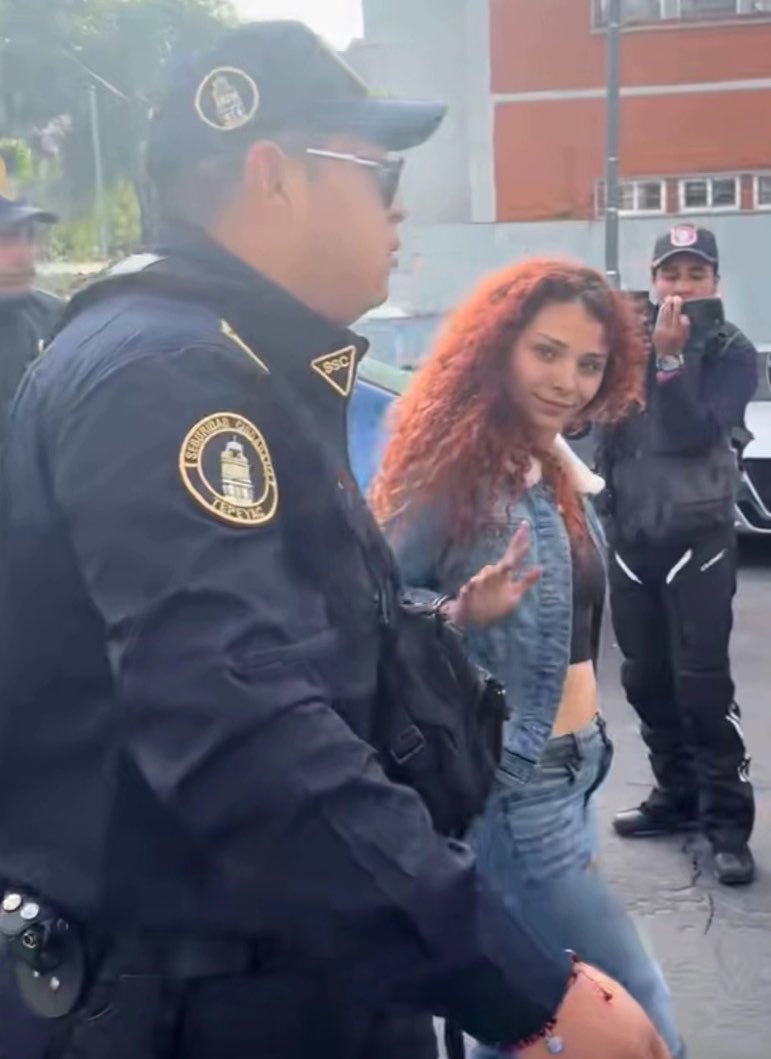 neoliberalover's tweet photo. INTERNET, HAZ TU MAGIA 🚨 
Piden hacer famosa a esta ratera burlona.

Está mujer, es una delincuente, ella y su cómplice, un hombre joven, le robaron un auto de lujo a una persona que previamente durmieron con medicamento para asaltarlo. 

Las cámaras del C4 los persiguieron y lograron detenerlos, recuperaron el BMW 240 iM que habían despojado de su víctima. 

Así de burlona y engreída sonreía a las cámaras, creyéndose impune. SUCEDIÓ EN LA ALCALDÍA GUSTAVO A. MADERO, CDMX.
