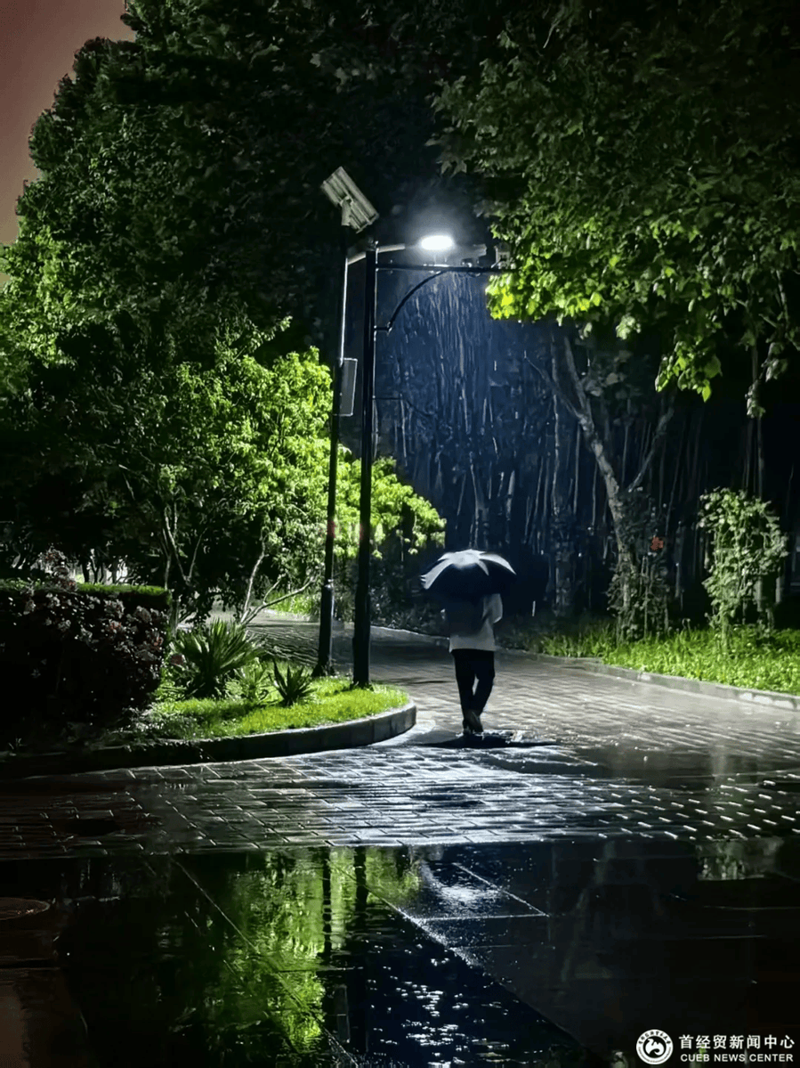 ariah251400's tweet photo. Just got lost in the rain on my way home, but the cold drops on my face feel way better than all the stressful work messages today. Tiny, unexpected soft moments hit different. https://t.co/l2Iuejbip9