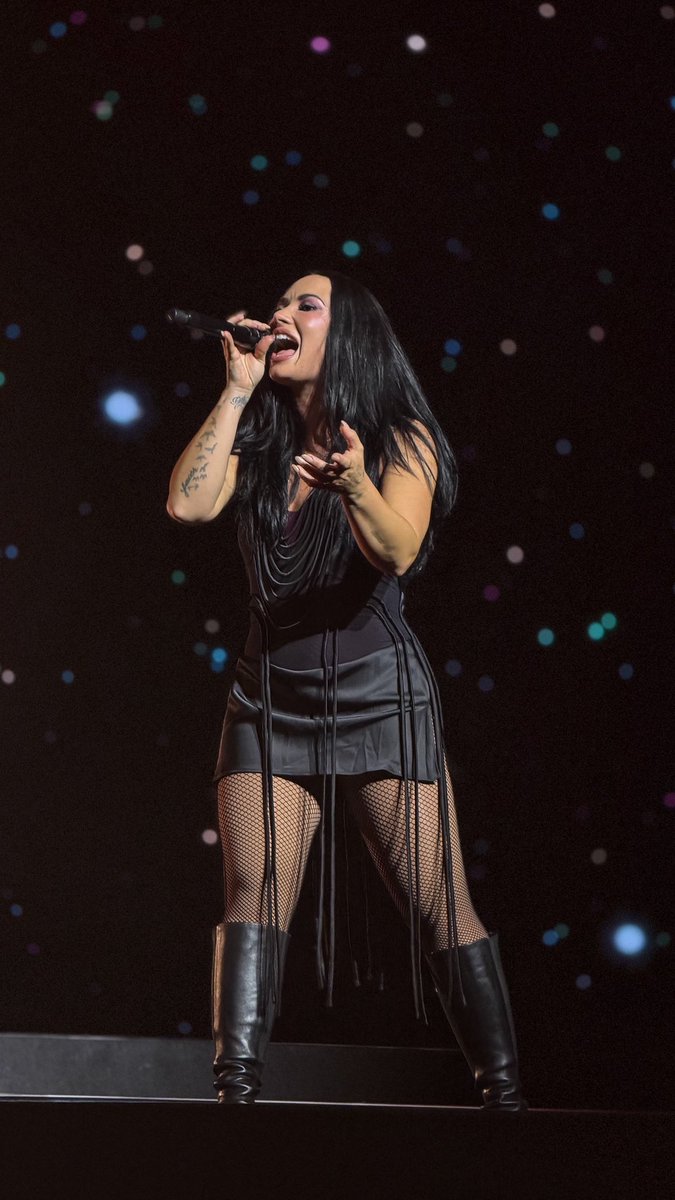 wndellhs's tweet photo. meio que estou fazendo as melhores fotos dos shows da demi no brasil ate agora https://t.co/Ju7IdO1W5c