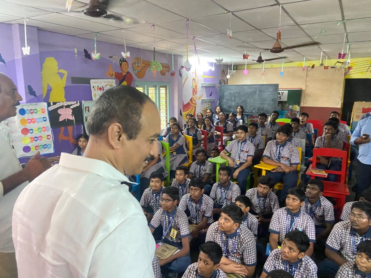 gvrk666's tweet photo. ఈ రోజు పోరంకి లోని సీతాపురం కాలనీలో ఉన్న ఉషోదయ గార్డెన్ స్కూల్ లో విద్యార్థులకు స్వామి వివేకానంద గొప్పతనం, ఆయన చెప్పిన సూక్తులపై చైతన్యోపున్యాసం ఇవ్వడం జరిగింది. https://t.co/Ka45ohuoRl