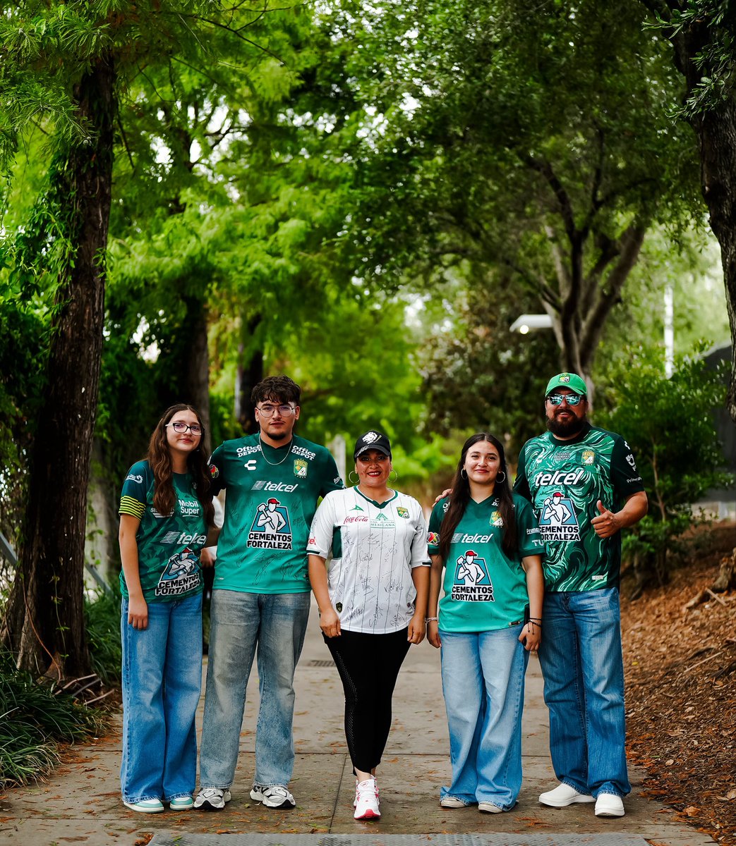 clubleonfc's tweet photo. - “En esta casa cada quien es libre de vestirse como quiera”

- Los de mi casa 💚

#SerFieraEsUnOrgullo 🦁 https://t.co/8nIyQ5KZhO
