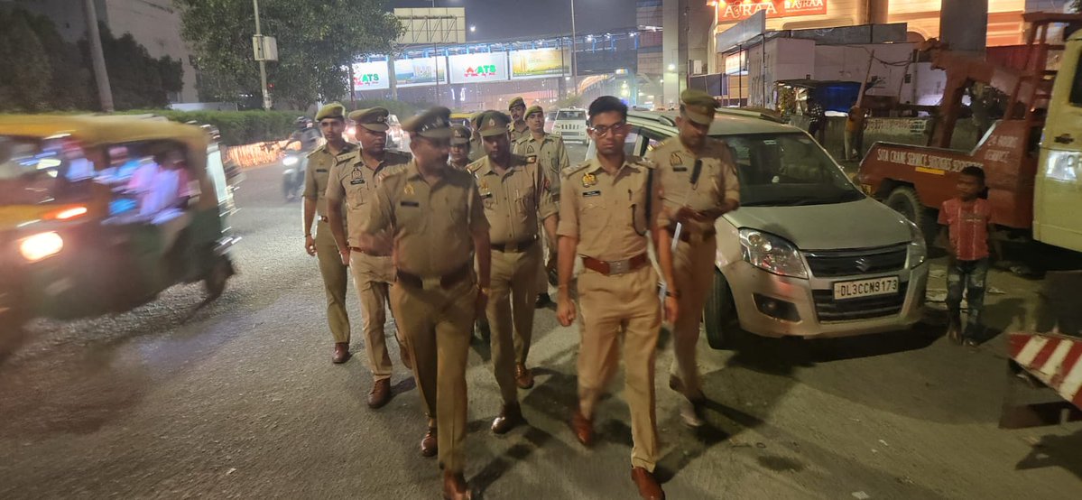 noidapolice's tweet photo. .@CP_Noida के निर्देशन में @DCP_Noida व @ADCPNoida के पर्यवेक्षण में ACP-3 नोएडा द्वारा #NoidaPolice के साथ थाना सेक्टर-49 क्षेत्रांतर्गत फुट पेट्रोलिंग कर सुरक्षा व्यवस्था का जायजा लिया गया एवं संबंधित को संदिग्ध वाहनों की बैरिकेडिंग कर चेकिंग करने, यातायात व्यवस्था दुरुस्त रखने तथा यातायात नियमों का पालन न करने वाले वाहन चालकों के विरुद्ध कार्रवाई हेतु निर्देशित किया गया।

साथ ही सभी PCR/PRV वाहनों को लगातार भ्रमणशील रहकर सुरक्षा व्यवस्था सुनिश्चित करने तथा किसी भी सूचना प्राप्त होने पर तत्काल कार्रवाई करने हेतु निर्देशित किया गया।