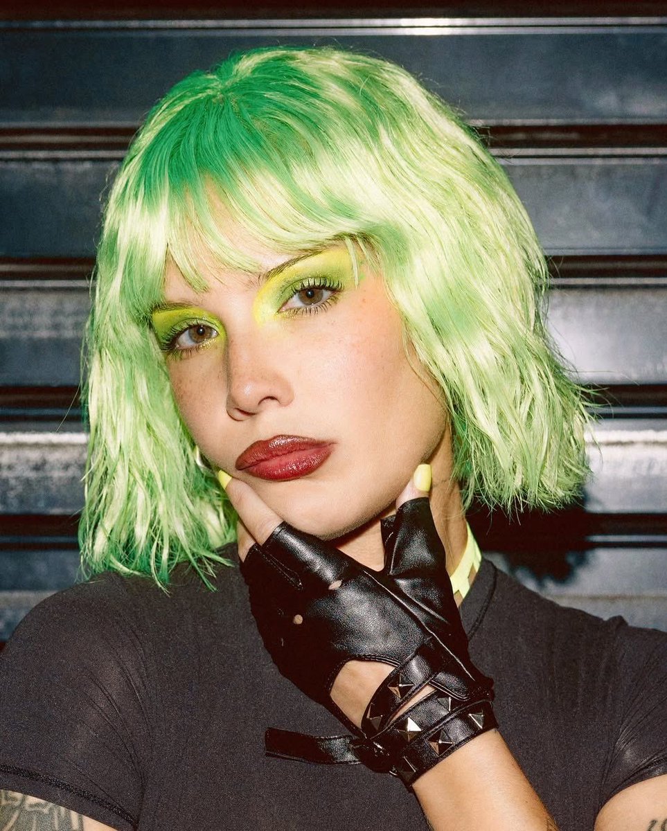 HALSEYBRSL's tweet photo. Um vagão do metrô do Rio ganhou uma homenagem especial aos fãs da Halsey durante o Rock in Rio:

“Neste vagão, Halsies têm mais amigos.” 🇧🇷💚 https://t.co/u1NeJXuttk