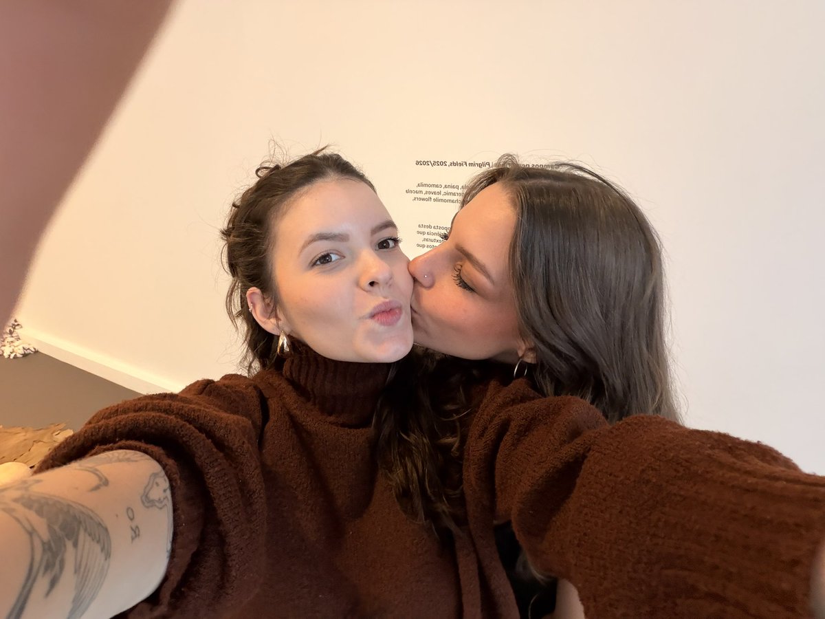 MerlinGabrieli's tweet photo. 6 anos de amizade 2,5 anos de beijo na boca e 1 ano desde que vc me pediu em namoro       Te amo te amo https://t.co/MRmKt0DSFF