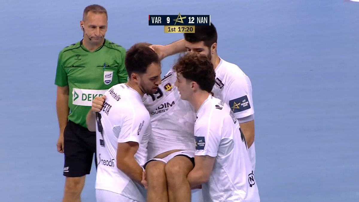 AreneFR's tweet photo. Aïe blessure au genou pour Odriozola 😢😢 https://t.co/5TaPXZ0lOe
