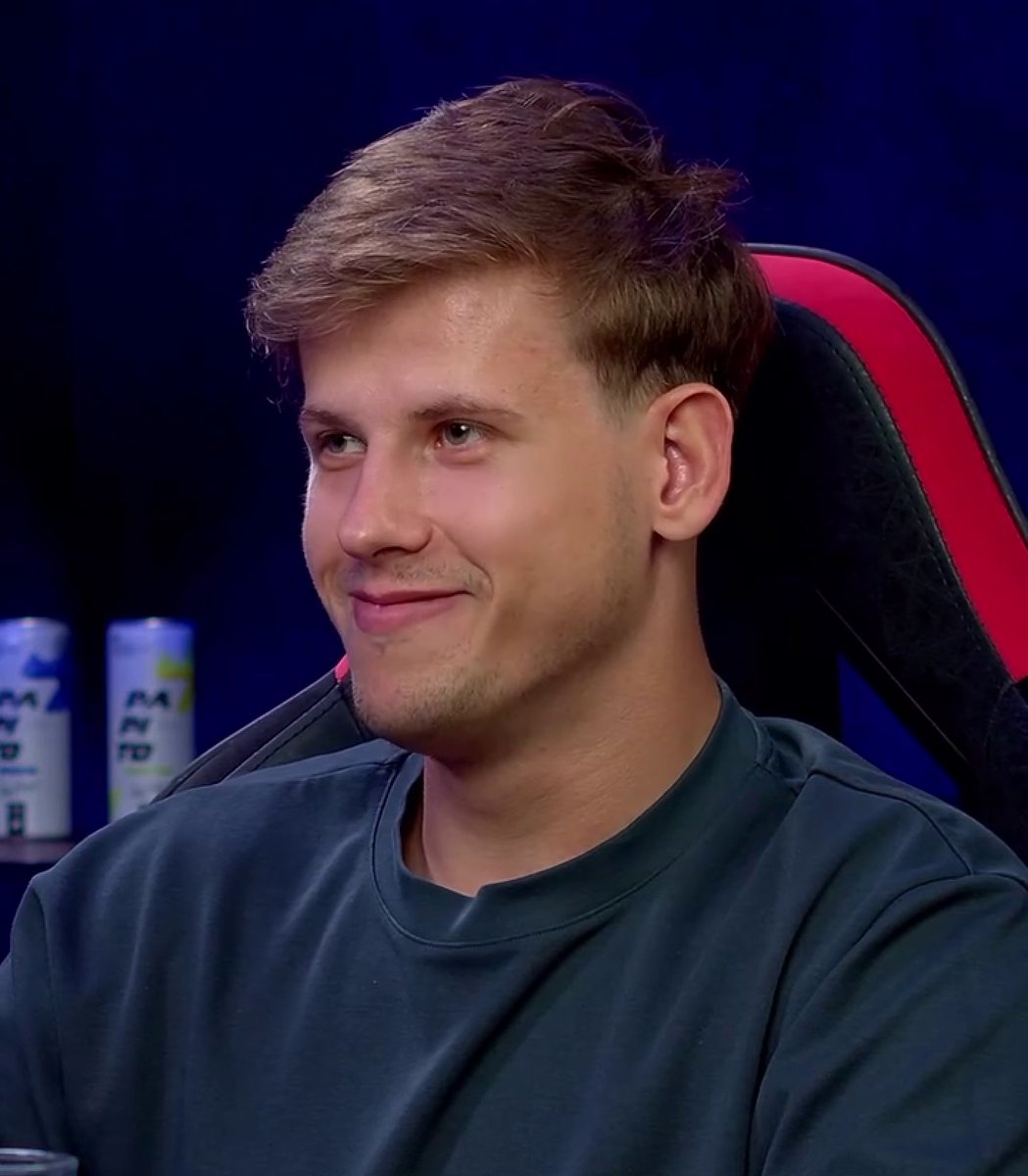 CS2News_EN's tweet photo. ultimate named the TOP-3 people who have had the biggest impact on him:

🇨🇦 Twistzz — taught me the most and helped me understand the game on a much deeper level.

🇵🇱 siuhy — helped me a lot mentally and kept the team’s morale up during a tough period.

🇵🇱 pashaBiceps — gave me my first real opportunity through his camp. Without him, my path to going pro would’ve taken much longer.