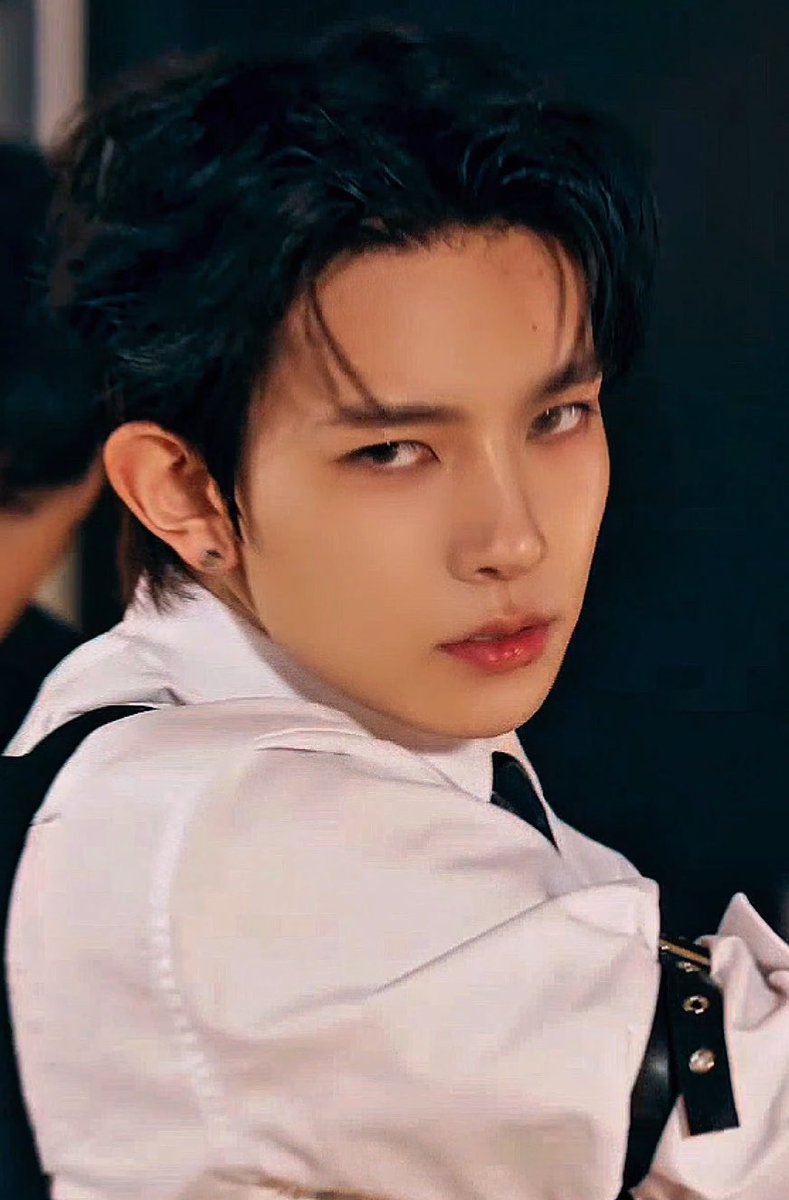 heevxr's tweet photo. heeseung has no business looking this fine https://t.co/dPWWqiHMKR