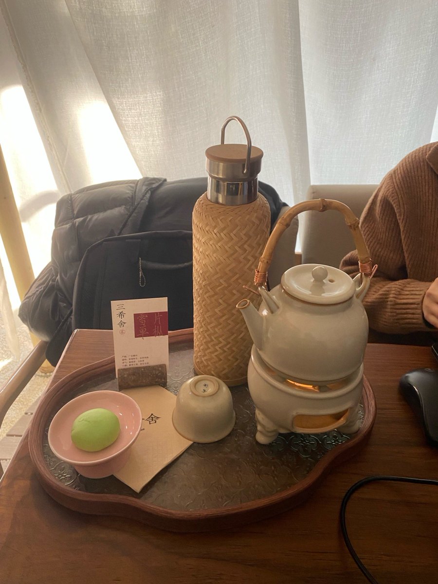 ailee054421's tweet photo. Neighbors brought homemade soup and a warm smile to our doorstep today when I was under the weather. Small kindnesses make the whole neighborhood feel like family https://t.co/zbSbdQ5362