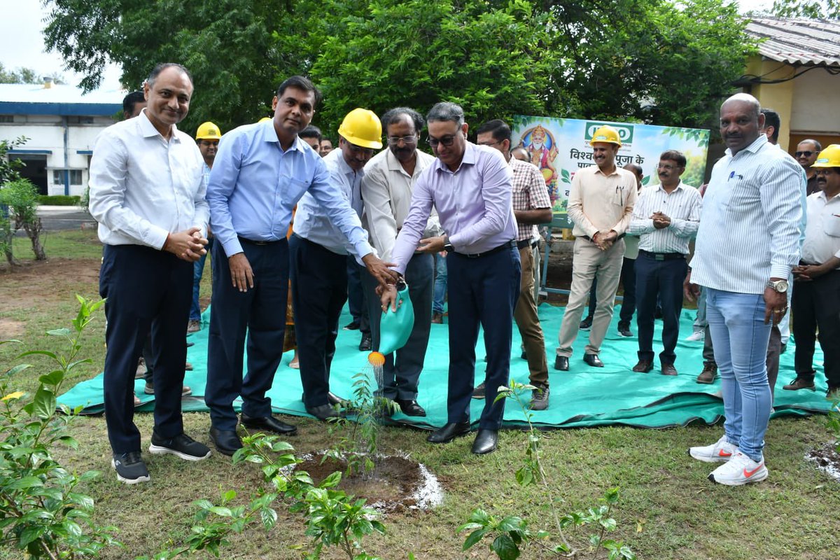 pksingh_iffco's tweet photo. 🌿 श्री विश्वकर्मा पूजा–2026 के पावन अवसर पर इफको कलोल में ‘एक पेड़ माँ के नाम’ अभियान के तहत वृक्षारोपण किया गया।

पर्यावरण जागरूकता, सतत विकास एवं प्रकृति संरक्षण को समर्पित यह पहल मातृ सम्मान के साथ धरती माँ को हरा-भरा बनाने का संकल्प है। 🌱

आइए, पौधे लगाएँ, उनकी देखभाल करें और आने वाली पीढ़ियों को स्वच्छ, स्वस्थ एवं हरित भविष्य दें। 🙏

#एक_पेड़_माँ_के_नाम #विश्वकर्मा_पूजा #IFFCO #हरित_कलोल