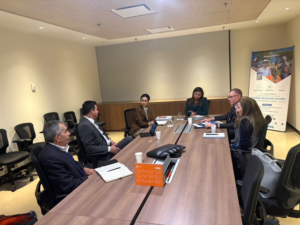 Finagro's tweet photo. El presidente (e) de @Finagro, Ricardo Morris, se reunió con la @supersolidaria_, Karen Hernández, y el @MinAgricultura para estructurar estrategias que permitan acelerar la inclusión financiera💰 de los productores a través de las cooperarivas financieras de ahorro y crédito💸. 

Con un trabajo articulado, avanzamos hacia un #CampoMilagro🇨🇴 con más acceso al crédito y nuevas oportunidades para todas las cadenas productivas🚜.

#AbrimosHilo 🧵