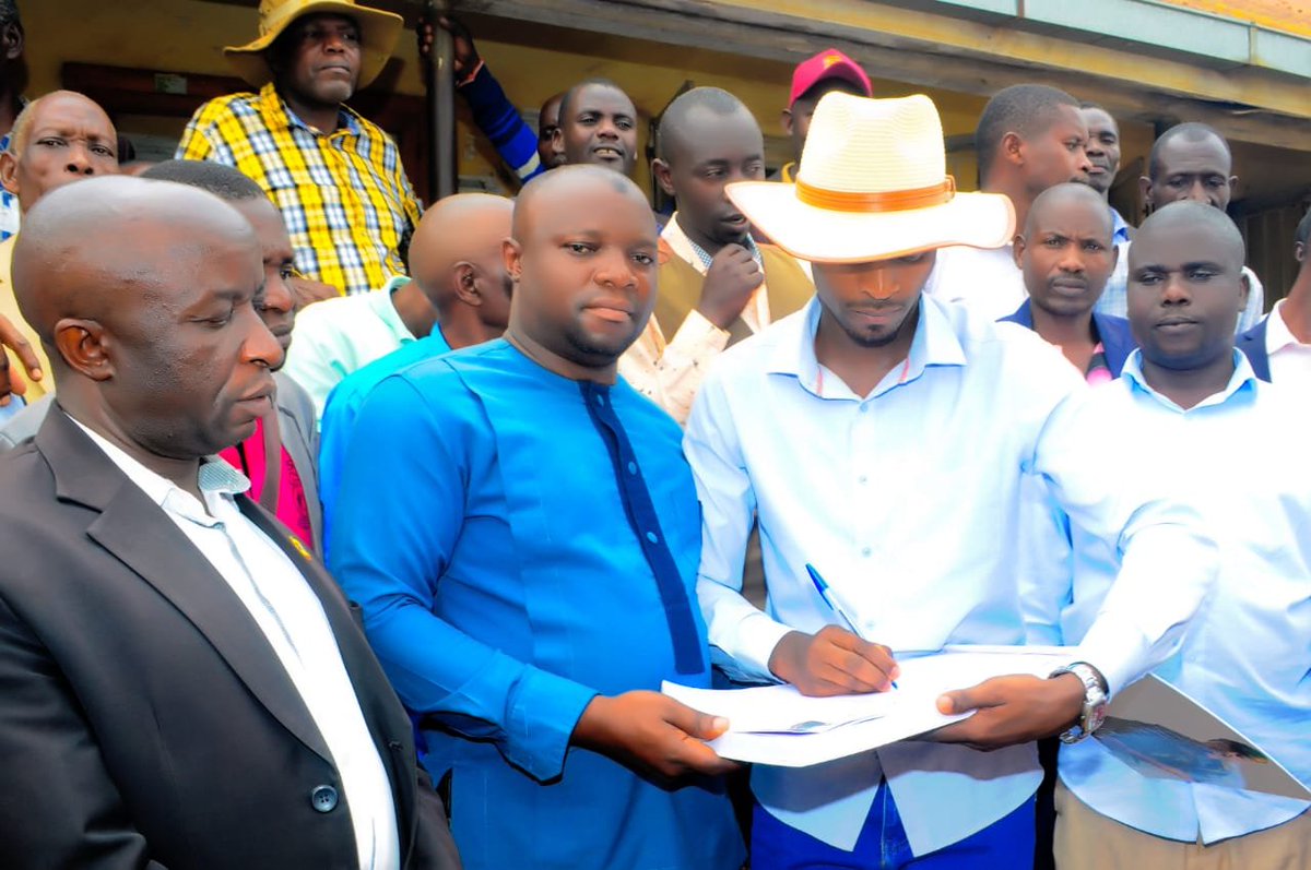 stuartradingltd's tweet photo. Mzee Kariisa Stuart has launched Gen. Muhoozi Kainerugaba’s 2031 endorsement book at Kyegegwa Town Council, becoming the first person in Kyegegwa District to endorse him. He thanked Hon. Musa Swaibu Rutangi for the mobilisation.
#Kyegegwa #Muhoozi2031 https://t.co/3QOr9oTkps