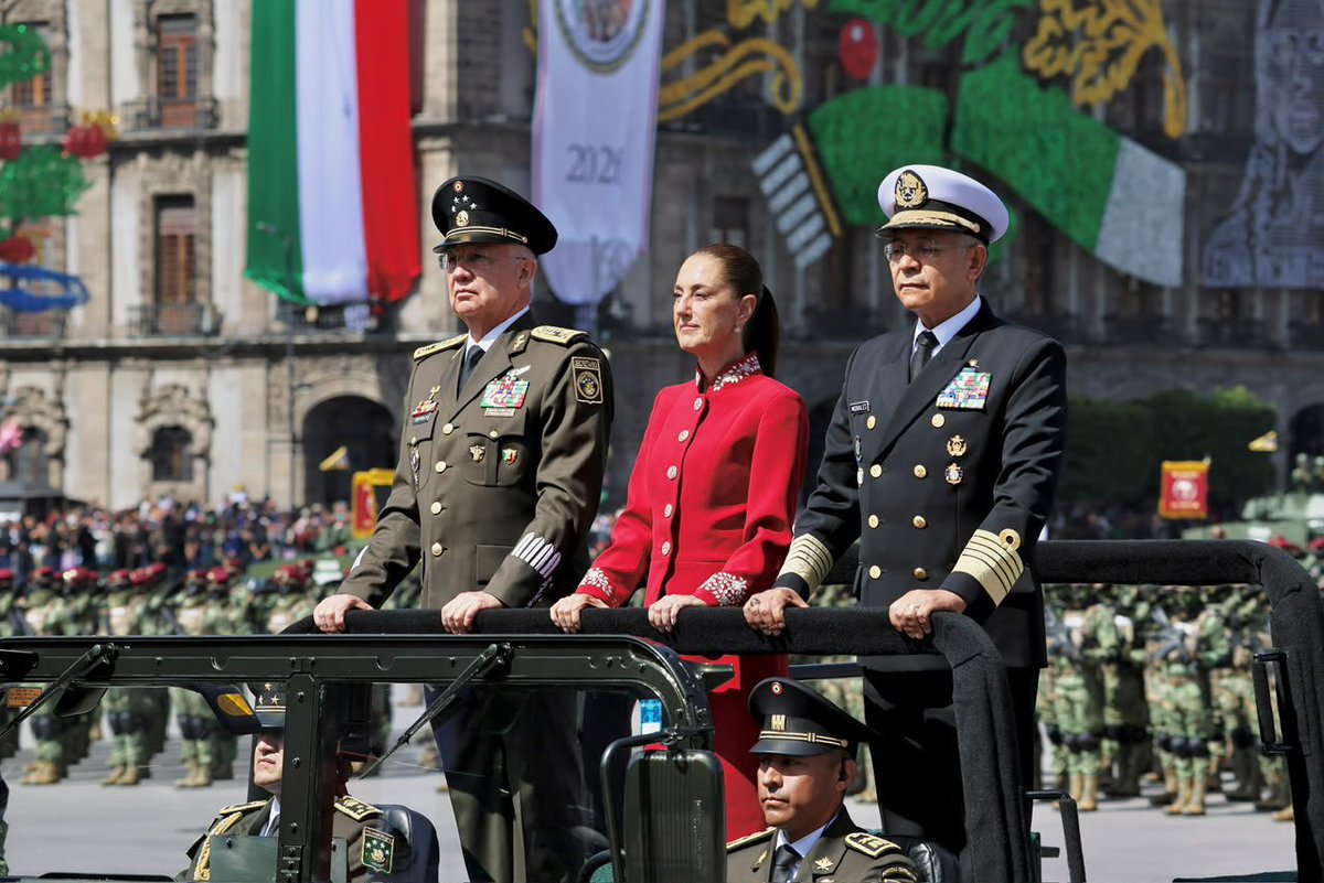 rosaicela_'s tweet photo. La Presidenta y Comandanta Suprema de las #FuerzasArmadas, @Claudiashein, encabeza el inicio del #DesfileCívicoMilitar2026, con el que conmemoramos 216 años del comienzo de la lucha por la Independencia de #México.🇲🇽 #16DeSeptiembre @Defensamx1 @SEMAR_mx @GN_MEXICO_ https://t.co/DmGanF5UJR